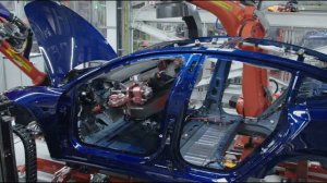 Сборка автомобиля Tesla Model 3 на заводе.