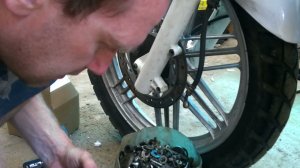 Установка нового переднего тормозного суппорта на Honda AX 1