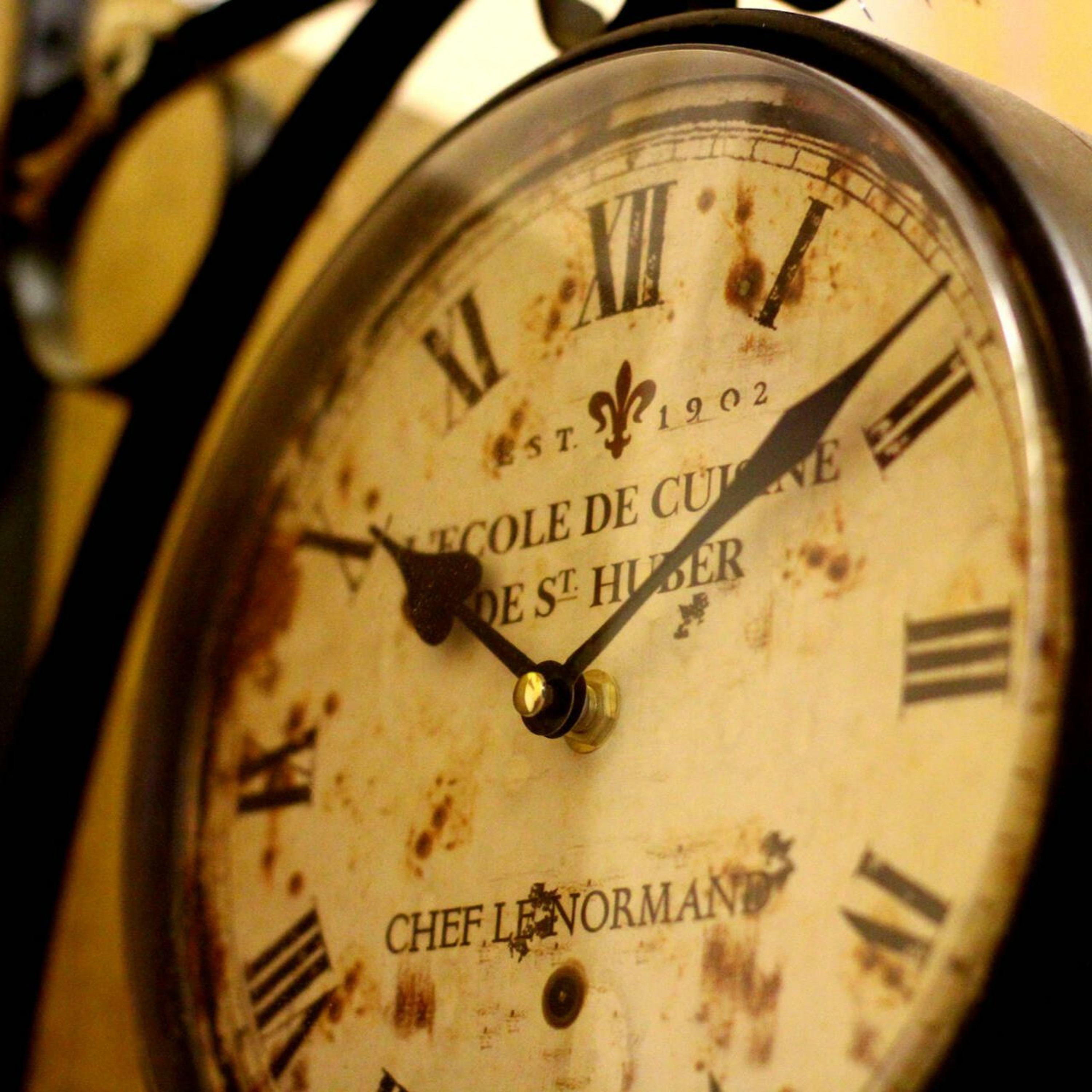 Старые часы песня слушать. Винтажные старинные часы механизмы. Точные часы. Старина время. Время фотографии.