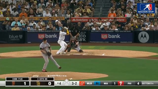 JUAN SOTO CONECTA SU 1ER. HR CON SAN DIEGO Y HASTA “BESA” LA PARED  MACHADO DEJA EN EL TERRENO A SF