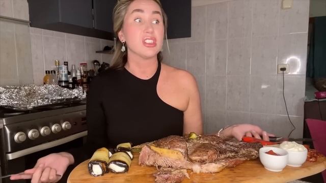 МУКБАНГ/НЕЖНЕЙШАЯ ГОВЯДИНА/РУЛЕТИКИ ИЗ БАКЛАЖАН И ОВОЩИ НА ГРИЛЕ ! смотреть онлайн