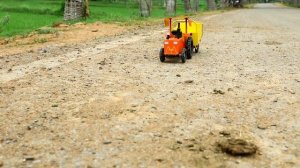 Комбайн собирает урожай риса