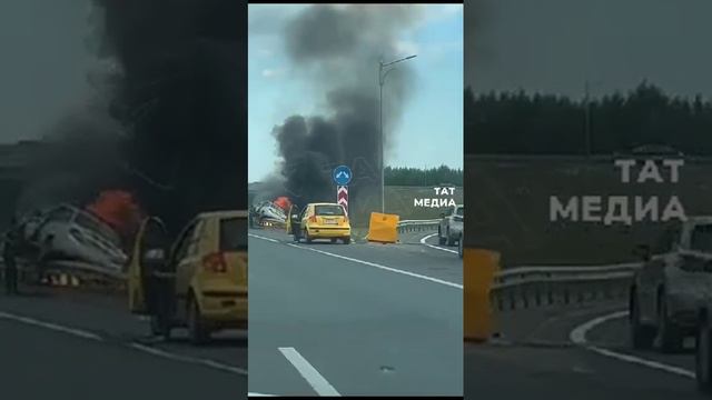 На выезде из Казани в сторону Лаишево загорелась машина.27.06.2023 г. в 19.51