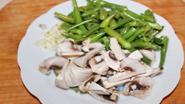 Спаржевая фасоль с отварным картофелем и зеленью под сыром