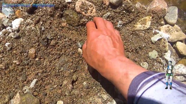 В камнях много желтого похожего на золото смотреть онлайн