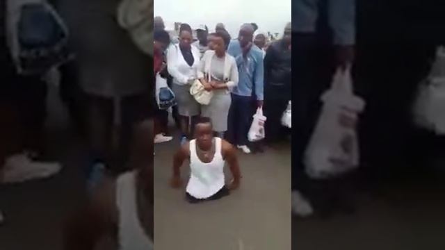 Африканский парня возбуждает красивые девушки смотреть онлайн