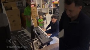 Карим Тямаев жырлый - Гомер утэ / Instagram / 2023