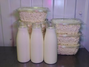 Как сделать кефир и сметану дома рецепт / Самый простой способ сделать кисломолочные продукты дома