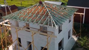 ДВУХЭТАЖНЫЙ ДОМ ИЗ ГАЗОБЕТОНА. МОНТАЖ КРОВЛИ ИЗ СТРОПИЛЬНЫХ ФЕРМ