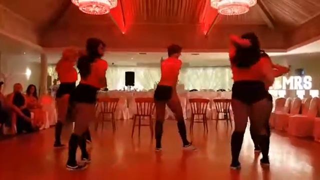 Chair Dance to Buttons смотреть онлайн