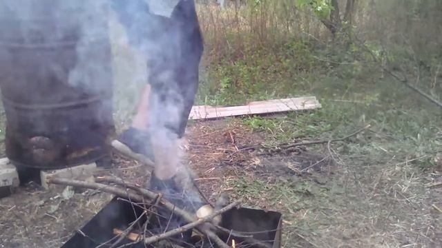 1 часть Мы у себя в саду, мангал ,огонь,почти шашлык,отдыхаем. смотреть онлайн