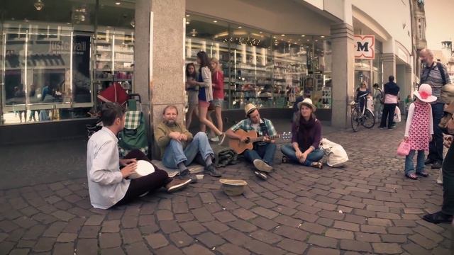 Немецкие студенты удивляют бездомных смотреть онлайн