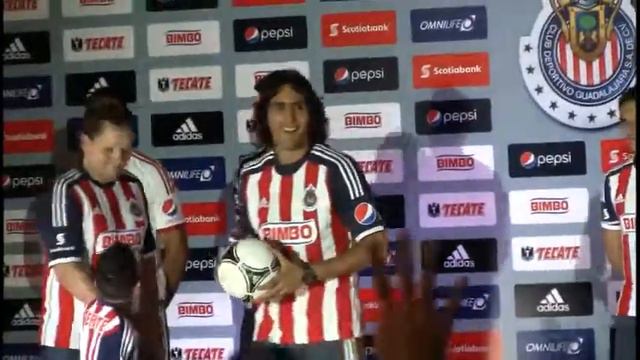 Aldo De Nigris es la esperanza de la Chivas para recuperar su nivel смотреть онлайн