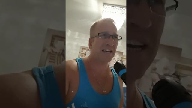 А я укуренный иду по переулочку. Я папиросочку возьму затарю пяточку. Про папиросочку. смотреть онлайн