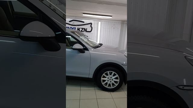 Оклейка автомобиля Porsche Cayenne пленкой светлосерого цвета, притемнили задние фонари