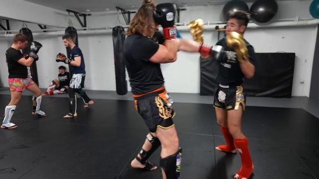 Sparring Undefeated 225 LBS Kickboxer (Breakdown) смотреть онлайн