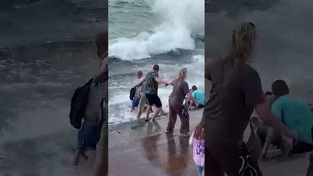 В Севастополе прохожие спасли пацана, которого чуть не унесло в море