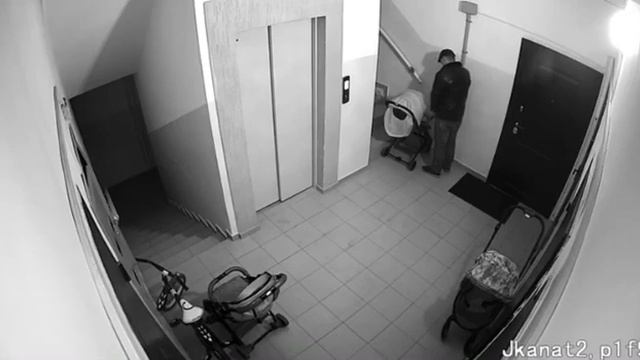 Мужчина справил нужду в детскую коляску в Алматы смотреть онлайн