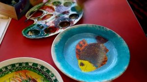 Мастер-класс по росписи тарелки акриловыми красками в авторской технике.