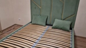 Монтаж мягких стеновых панелей с профилем и кровати