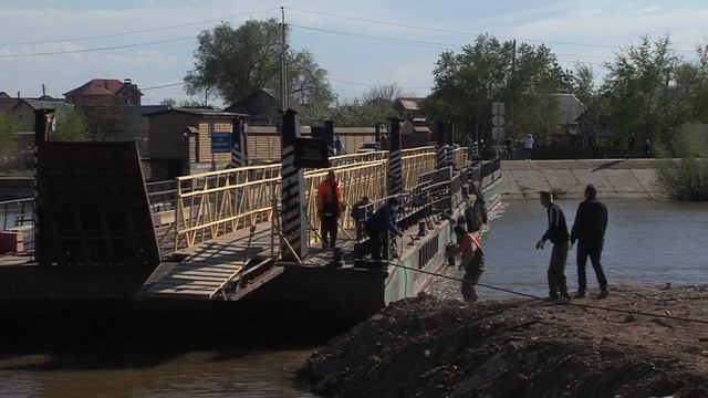 В Астрахани восстанавливают понтонную переправу на реке Царев смотреть онлайн