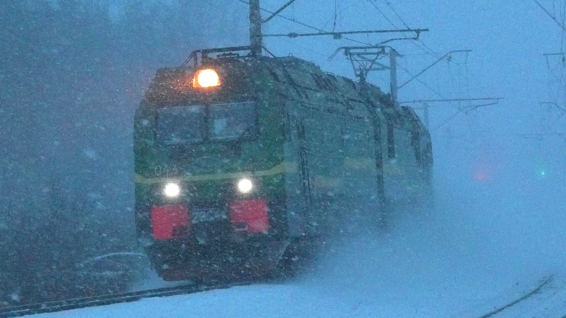 "В снежную бурю". Зеленый 2ЭС4К-043 "Дончак" следует резервом смотреть онлайн