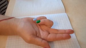 Учим первоклассника правильно держать ручку для письма.