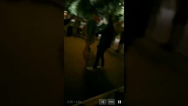 прикольная, знаменитые певец,  поет на улице Москвы