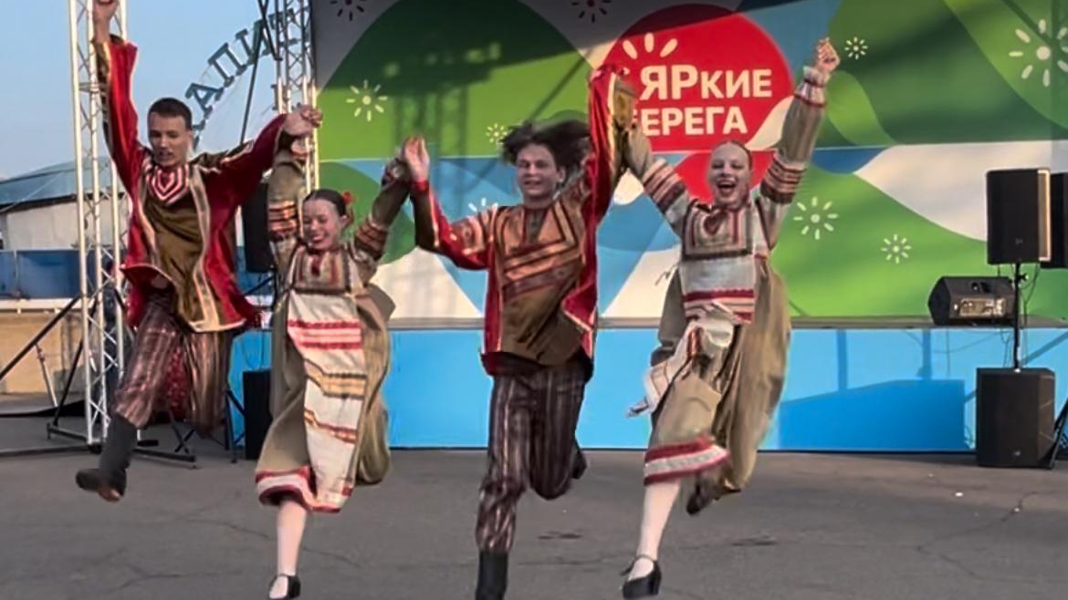 С днем семьи! Набережная Енисея. Красноярск поет и танцует для Вас!