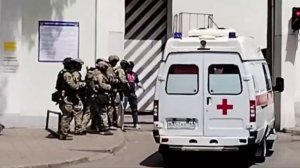 Видео с сотрудниками СОБР, которые заходят на территорию СИЗО в Ростове-на-Дону сегодня днем.