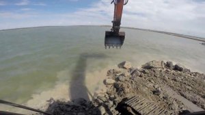 Работа на экскаваторе Hitachi 330: копаем ковшом в воде