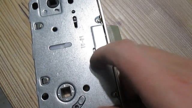 СМЕНА ПОЛОЖЕНИЯ ЗАЩЕЛКИ (ДЛЯ ПРАВОЙ-ЛЕВОЙ ДВЕРИ) / ПЕРЕВЕРНУТЬ ЗАЩЕЛКУ ЗАМКА