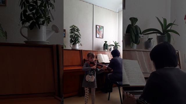 Галенда Мілана. 6 років. Конц. Ольга Кім.  Укр. нар. пісня " Прилітай, прилітай" обр. С. Людкевича.