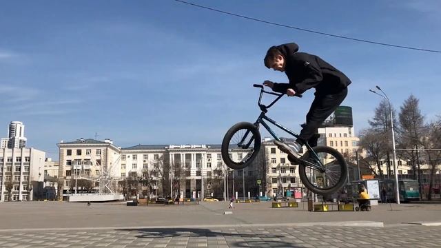 BMXVLOG №1 Катаю на дворце молодёжи [Road To Hundred] смотреть онлайн