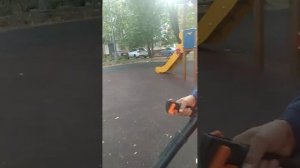 Воздуходувкой дворник прогнал ребенка с мамочкой с детской площадки #ХорошевоМневники