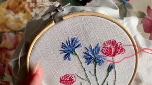 Вышивка гладью васильки и маки /Decorative embroidery of cornflowers and poppies