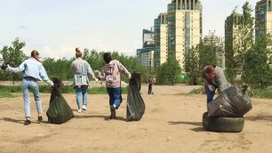 Бутылки, маски и трусы: как волонтеры очистили берег реки Смоленки от шести тонн мусора