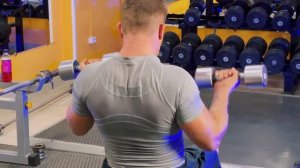 Сгибания рук с супинацией с гантелями