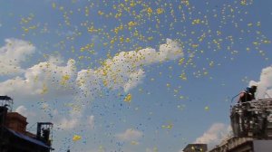 Запуск в небо 5 000 воздушных шаров. Выпускной. Run into the sky 5000 balloons.