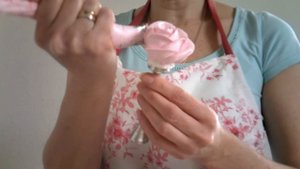 роза на вафельный конус .cream rose