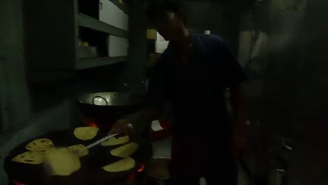 Выпечка хлеба в поезде Дели - Варанаси. Индия смотреть онлайн