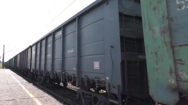 Электровоз ВЛ80С-104 с грузовым поездом