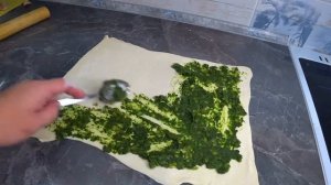 Улитки со шпинатом и сыром из слоеного теста . Всего 4 ингредиента и вкуснятина готова .