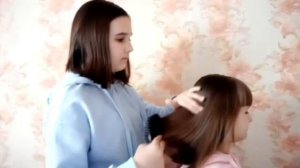 /АСМР РАСЧЁСЫВАЮ ВОЛОСЫ СЕСТРЕ?| шёпот+звук расчесывания волос??