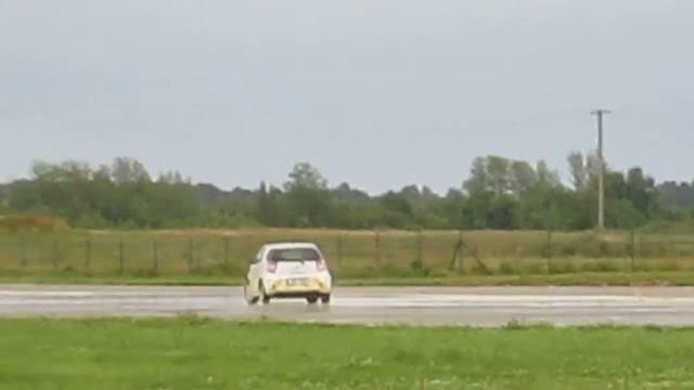 Microcar fun.Toyota IQ sliding on a skid pan смотреть онлайн