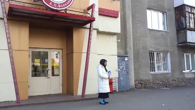 Женщина орет на улице смотреть онлайн