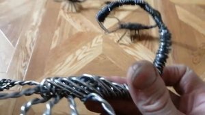 Четыре скорпиона из проволоки