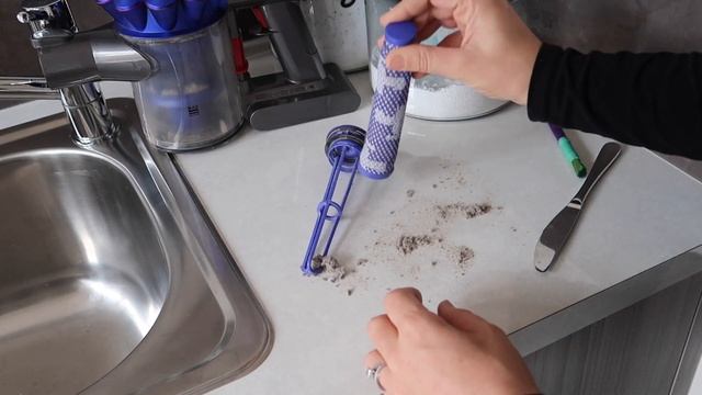HOW TO CLEAN THE DYSON FILTER ON THE V6/V7/V8 | DEEP CLEANING DYSON FILTER | INSTANT CLEAN WITH ME смотреть онлайн