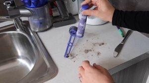 HOW TO CLEAN THE DYSON FILTER ON THE V6/V7/V8 | DEEP CLEANING DYSON FILTER | INSTANT CLEAN WITH ME