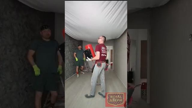 Завершаем установку натяжного потолка.Роял-двери.Тел.333444